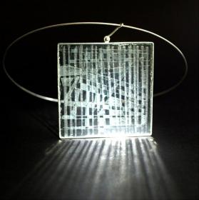  Angelo Rinaldi, Arte da indossare, scultura in vetro quadrato scolpito e incorniciato in argento, con girocollo in argento, datato 1999 
