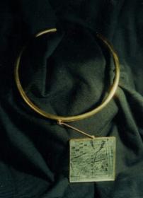  Angelo Rinaldi, Arte da indossare, scultura in vetro quadrato scolpito e incorniciato in argento, con girocollo in argento, tutto dorato, datato 1999 