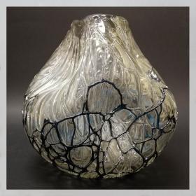 Angelo Rinaldi, Liane, Vaso Scultura  in vetro soffiato irregolare, pasta nera a filamenti irregolari intrecciati su tutta la superficie iridata, h.cm. 20 x2, firmata, 1964