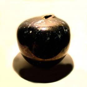 Angelo Rinaldi, Siria, Vaso scultura a forma sferica irregolare in vetro soffiato su colore neroframmenti in lattimo sparsi su tutua la superficie  con successiva iridazione, h.cm.20 x24, firma incisa, 1999