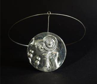  Angelo Rinaldi, Arte da indossare, Manhattan, argento sbalzato , con girocollo in argento, dimensione cm.6,2,datato 2000